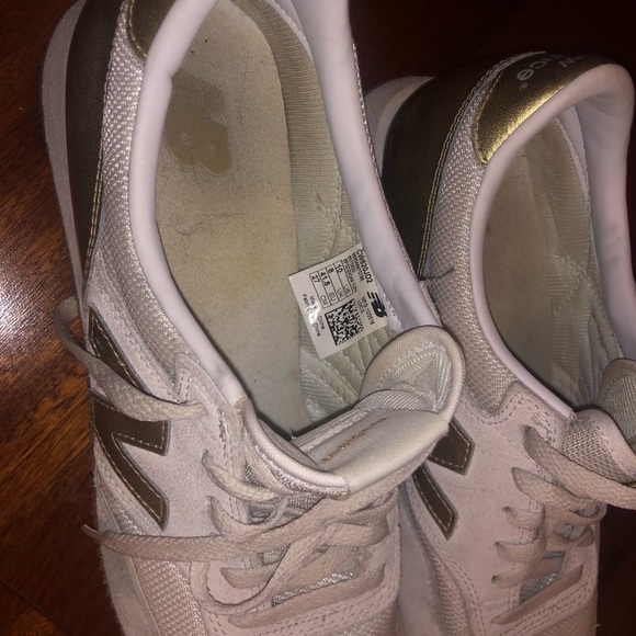 new balance shoes - Picture 3 of 5